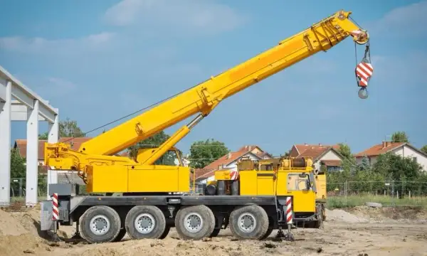 Ile kosztuje wynajem dźwigu? Sprawdź ceny i ukryte koszty