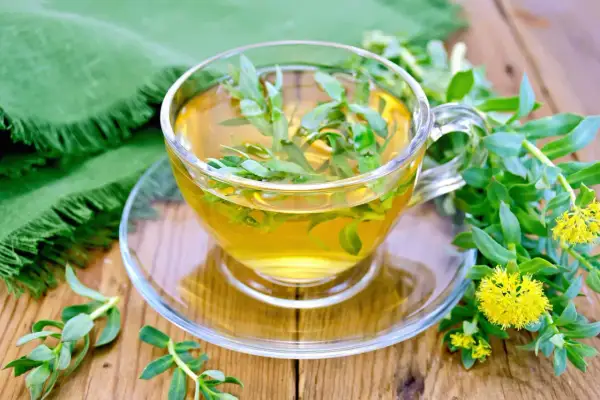 Rhodiola-Tee, ein goldenes Elixier, das Frauen in den Wechseljahren Kraft schenkt.