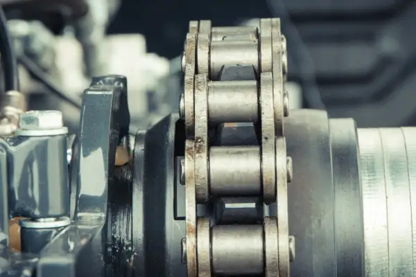 Zbliżenie na mechanizm z łańcuchem i zębatkami, element składowy sprzęgła zębate.