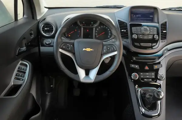 Wnętrze Chevrolet Orlando. Kierownica, deska rozdzielcza z radiem i nawigacją, dźwignia zmiany biegów. Poznaj chevrolet orlando wymiary.