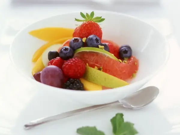 Ein bunter Obstsalat mit Erdbeeren, Blaubeeren und Grapefruit – ein leichtes und erfrischendes obstsalat rezept.