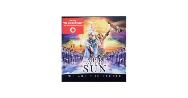 Okładka Empire of the Sun z hasłem "We are the People". Dwóch artystów na tle armii i pustynnego krajobrazu.