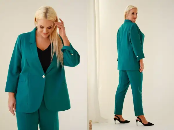 Elegancki, zielony garnitur damski na wesele dla puszystych. Model z marynarką i spodniami, idealny na specjalne okazje.