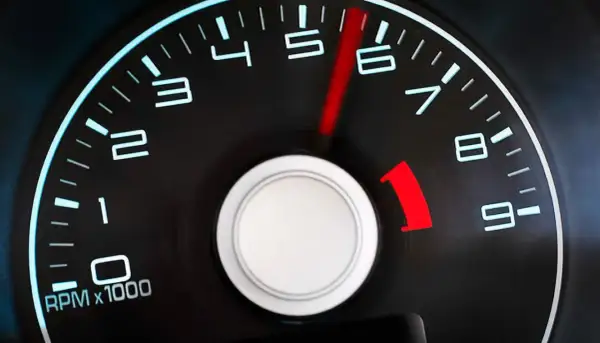 Tacómetro de un coche diésel mostrando altas revoluciones. La aguja roja apunta entre 5 y 6, indicando un motor acelerado.