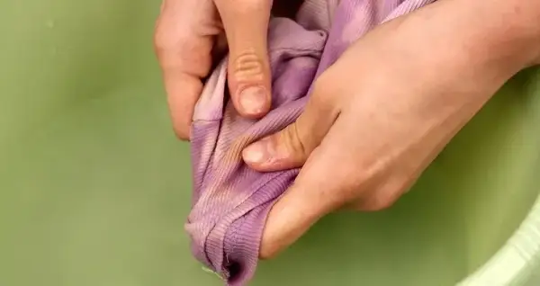 Skuteczne sposoby na usunięcie szminki z ubrań – uniknij trwałych plam!