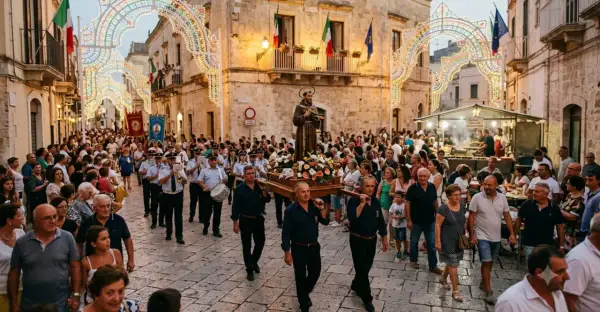 Processione religiosa con statua fiorita, musica e luminarie, un esempio di tradizioni popolari italiane per regione.