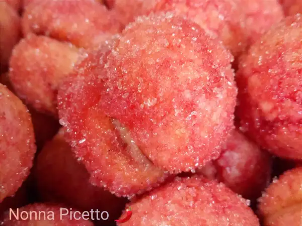 Dolcissimi e sofficissime pesche ricoperte di zucchero, un vero piacere per il palato.