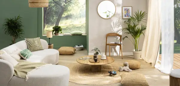 Aranżacje, inspiracje i pomysły na modne wnętrza: przytulny salon z zielonymi akcentami, naturalnymi materiałami i widokiem na ogród.