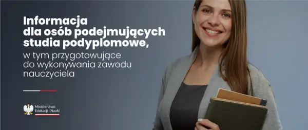 Uśmiechnięta kobieta w szarym kardiganie trzyma książki.