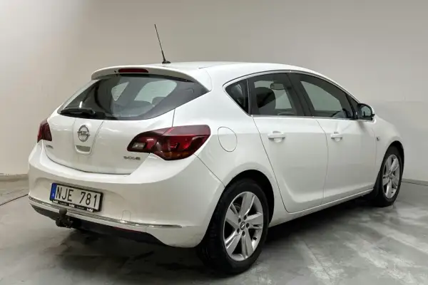 Vit Opel Astra, en begagnad bil som är redo för ett nytt äventyr. Perfekt för familjen eller pendlingen.
