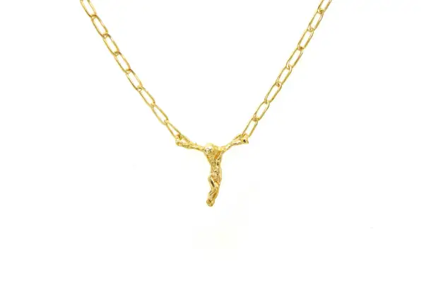 Collar de oro con un Cristo crucificado, inspirado en el estilo de Dalí.