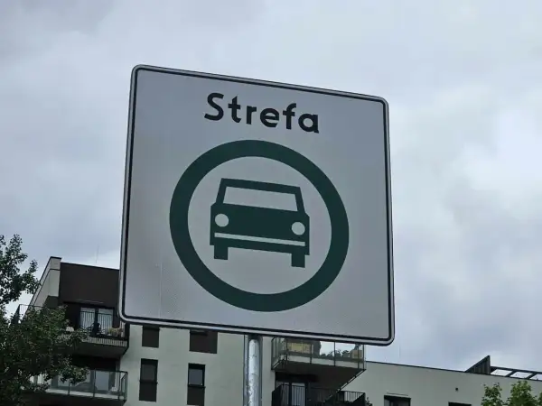 Znak "Strefa" z symbolem samochodu w Warszawie. Oznacza wjazd do strefy, gdzie obowiązują ograniczenia dla pojazdów.