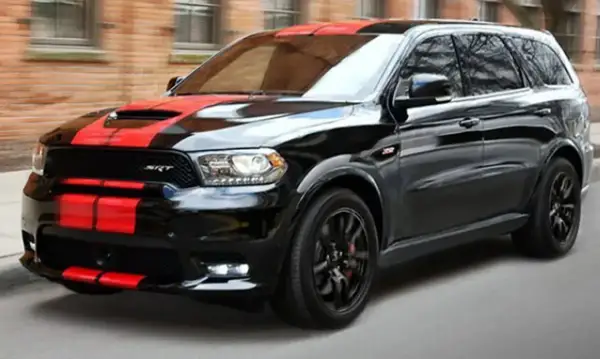 Czarny Dodge Durango SRT z czerwonymi pasami, gotowy do sprintu 0-100 km/h. Potężny silnik 5.7 Hemi.
