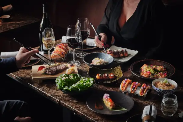 Ett lyxigt kasai julbord med biff, sushi, tacos och vin. En festlig måltid att dela.
