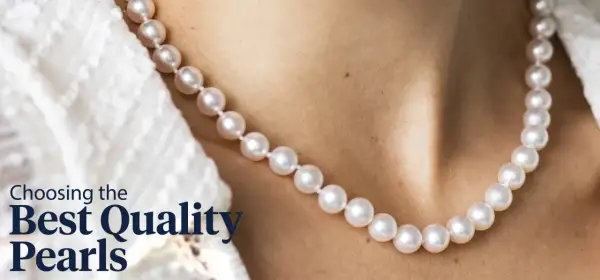 Naszyjnik z perłą hodowlaną na szyi, podkreślający elegancję.