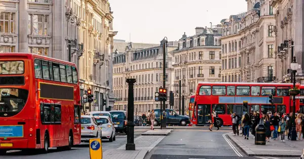 Ile trwa lot z Warszawy do Londynu? Odkryj zaskakujące fakty!