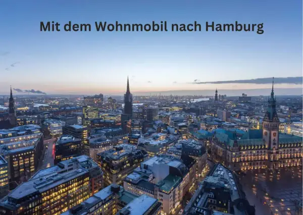 Hamburg im Sommer bei Dämmerung, beleuchtete Stadtansicht mit Rathaus und Elbphilharmonie.