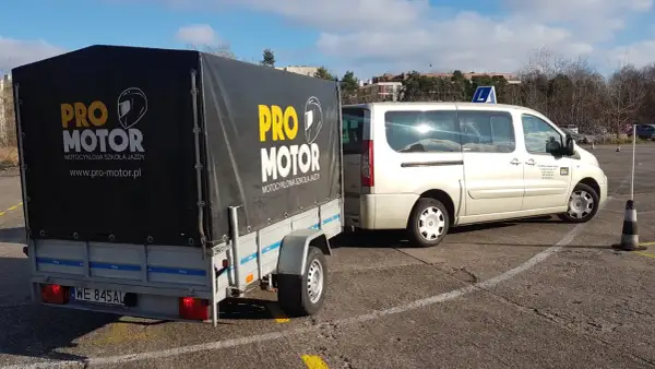 Samochód z przyczepą szkoleniową "Pro Motor" na placu manewrowym. Prawo jazdy B+E czym można jeździć - nauka z przyczepą.