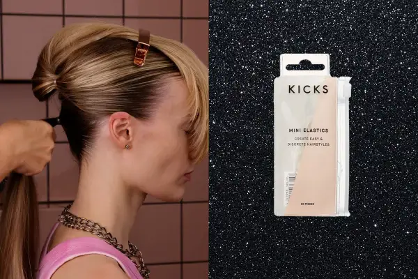 En person stylar ett elegant hårknut med en klämma. Bredvid syns en förpackning med Kicks mini-elastik för diskreta frisyrer.