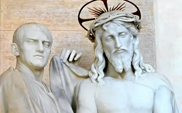 Kamienna rzeźba przedstawia Jezusa w koronie cierniowej i Piłata, który symbolicznie pyta, kto skazał Jezusa na śmierć.