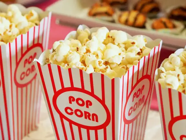 Pyszny popcorn w kubeczkach. Zastanawiasz się, czy pies może jeść popcorn? Unikaj solonych i maślanych wersji dla swojego pupila.