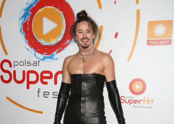 Szpaku w skórzanej stylizacji na SuperHit Festiwal. Fani już czekają na szpaku koncerty 2025!