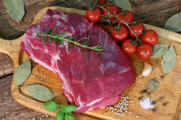 Surowa karkówka z rozmarynem, pomidorkami i przyprawami. Idealna do pieczenia, znasz jej karkówka kcal?