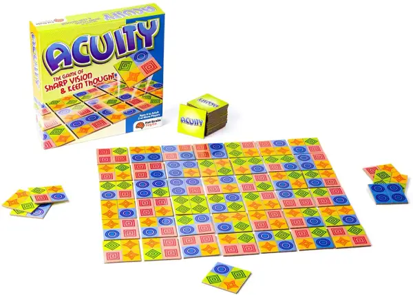 Tablero lleno de fichas de colores con patrones geométricos, parte de los juegos de matematicas Acuity.