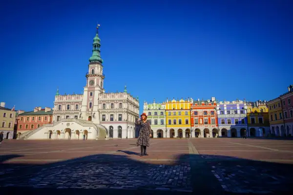 Zamość z dziećmi to wspaniałe miejsce na rodzinne wycieczki. Na Rynku Wielkim widać Ratusz i kolorowe kamieniczki.