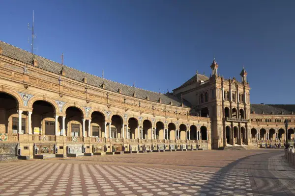 Die Plaza de España in Sevilla, ein Ort, der an Star Wars erinnert, mit ihren Bögen und dem weiten Platz.