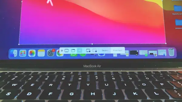 Na ekranie MacBook Air widać narzędzie do robienia zrzutu ekranu. Wybierz opcję przechwycenia fragmentu ekranu, aby dowiedzieć się, jak zrobić zrzut ekranu.
