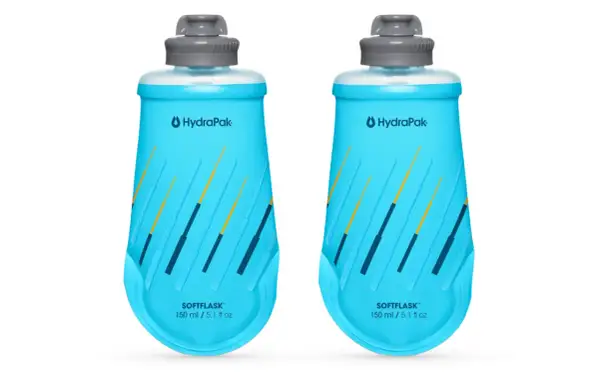Dwie niebieskie butelki do biegania HydraPak Softflask 150 ml, idealne na długie trasy.