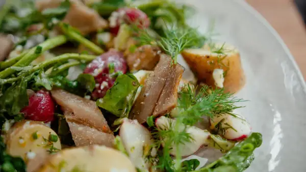 Salade de hareng fumé : recette facile, authentique et savoureuse