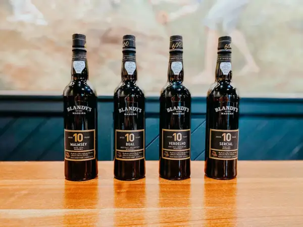 Cztery butelki win Blandy's Madeira: Malmsey, Bual, Verdelho i Sercial.