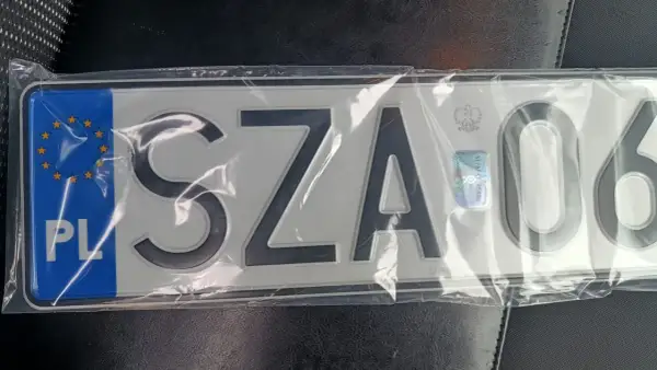 Nowa tablica rejestracyjna z literami SZA i cyframi 06. PL.
