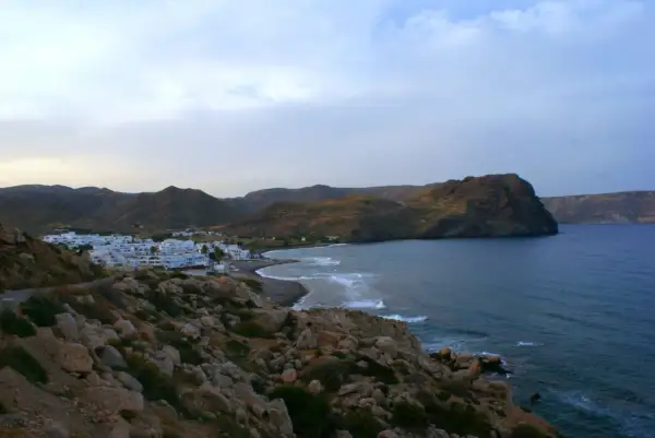 Vista panorámica de la costa de las Negras, Cabo de Gata, con casas blancas, montañas y el mar Mediterráneo.