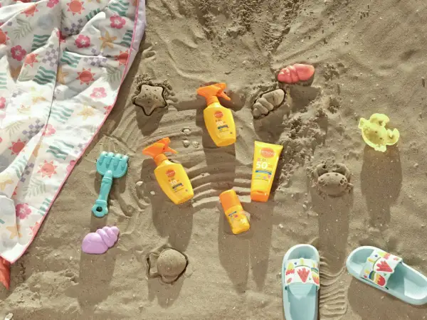 Co zabrać na plażę? Kremy z filtrem, ręcznik, łopatkę i foremki do piasku, by stworzyć wakacyjne wspomnienia.
