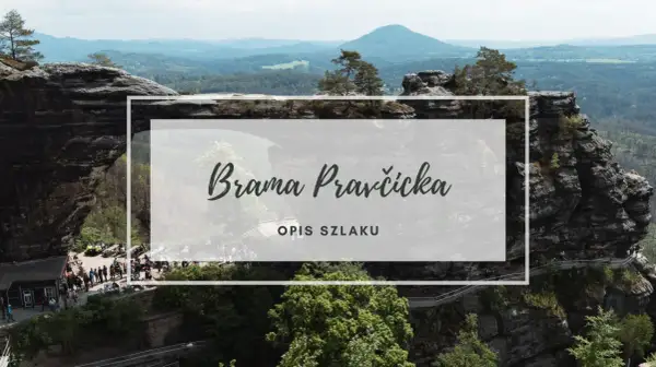 Widok na skalne formacje i lasy z napisem "Brama Pravčicka". Turyści spacerują po ścieżce.