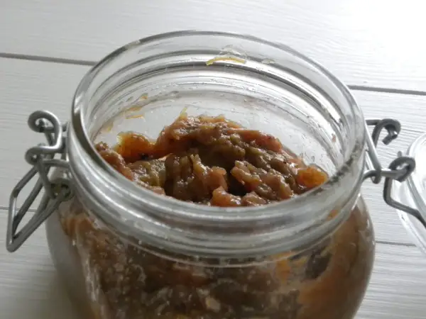 En burk med hemlagad rabarber chutney. Den gyllene, söta och syrliga chutney passar perfekt till ostbrickan.