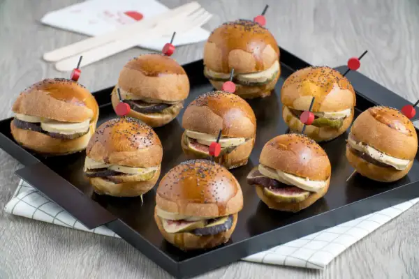 Plateau de mini burgers gourmands : pain brioché, foie gras, figues et cornichons. Un délice pour les papilles !