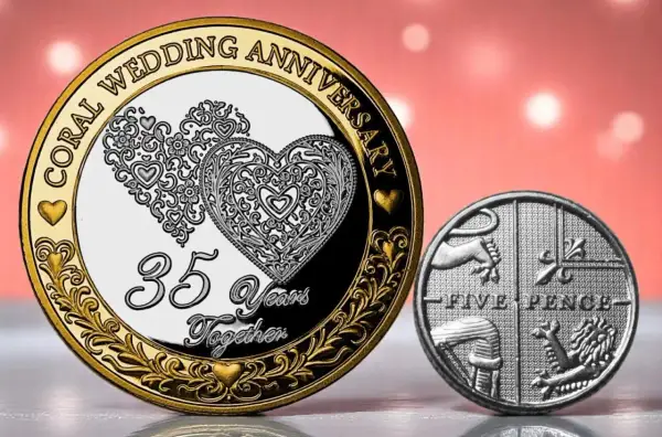 Dwie monety upamiętniające 35. rocznicę ślubu, jedna ozdobiona sercami i napisem "35 Years Together".