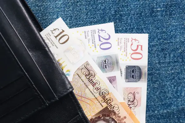 Portfel z banknotami 10, 20 i 50 funtów. Idealny na zwrot podatku z UK.