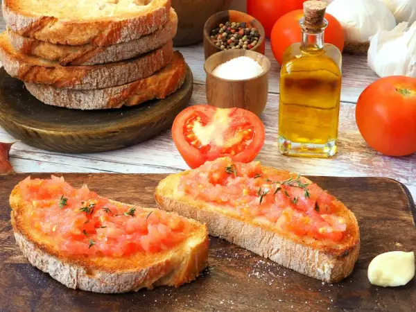Pyszna bruschetta przepis: chrupiące grzanki z pomidorami, czosnkiem i oliwą. Idealna na szybką przekąskę.