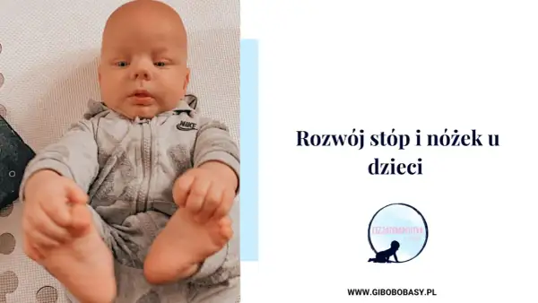 Niemowlę w szarym dresie Nike, z widocznymi wygiętymi nóżkami i stopami. Temat: Rozwój stóp i nóżek u dzieci.