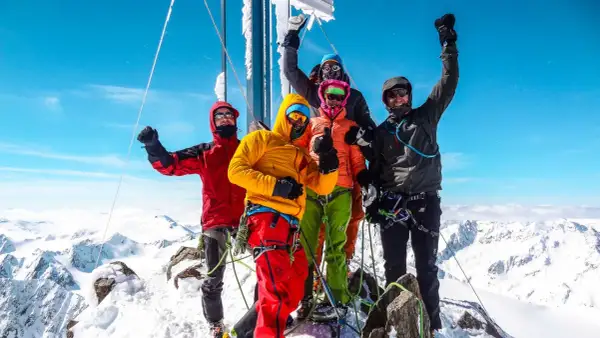 Fünf Bergsteiger feiern den Gipfelsieg am Wildspitze über den Normalweg.