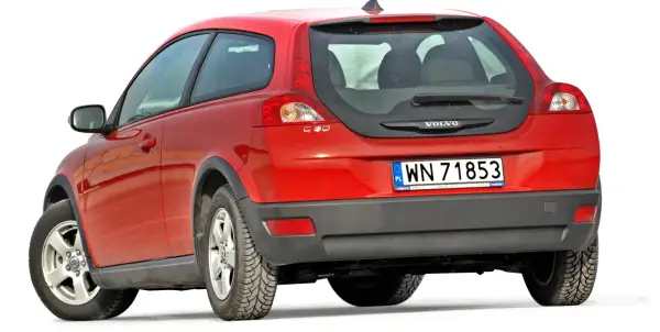 Czerwone Volvo C30 z napędem na tył, widok od tyłu. Tablica rejestracyjna WN 71853.