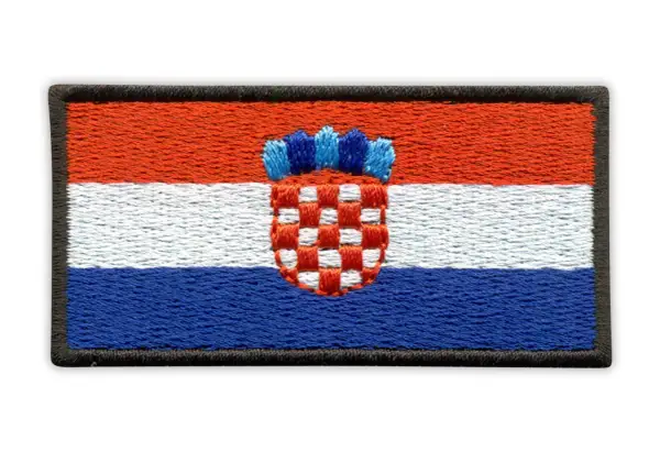 Naszywka z flagą Chorwacji, z herbem w kształcie szachownicy i koroną.