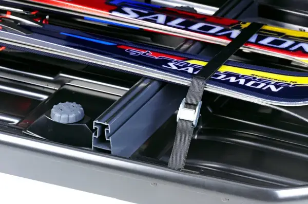 Skidor för thule alpine touring säkert fastspända i takboxen.