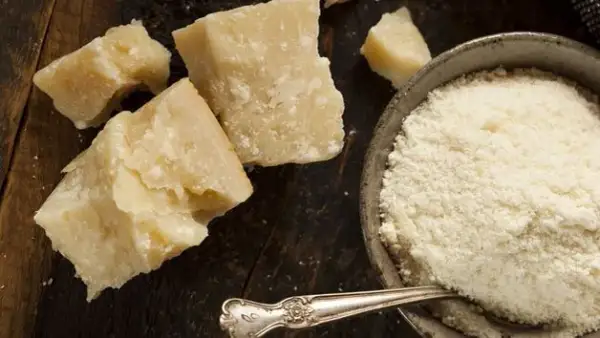 Jak skutecznie zastąpić ser parmezan w kuchni i nie przepłacać