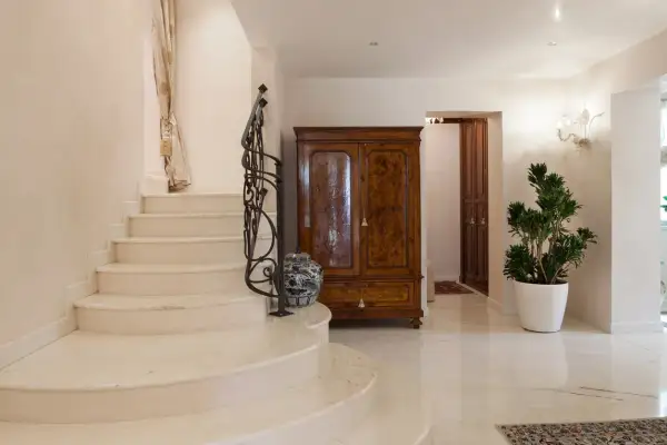 Scale in marmo bianco, perfette per lucidare e dare un tocco di eleganza all'ingresso.